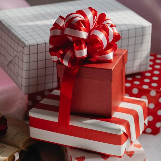 how-to-put-tissue-paper-on-gift-box